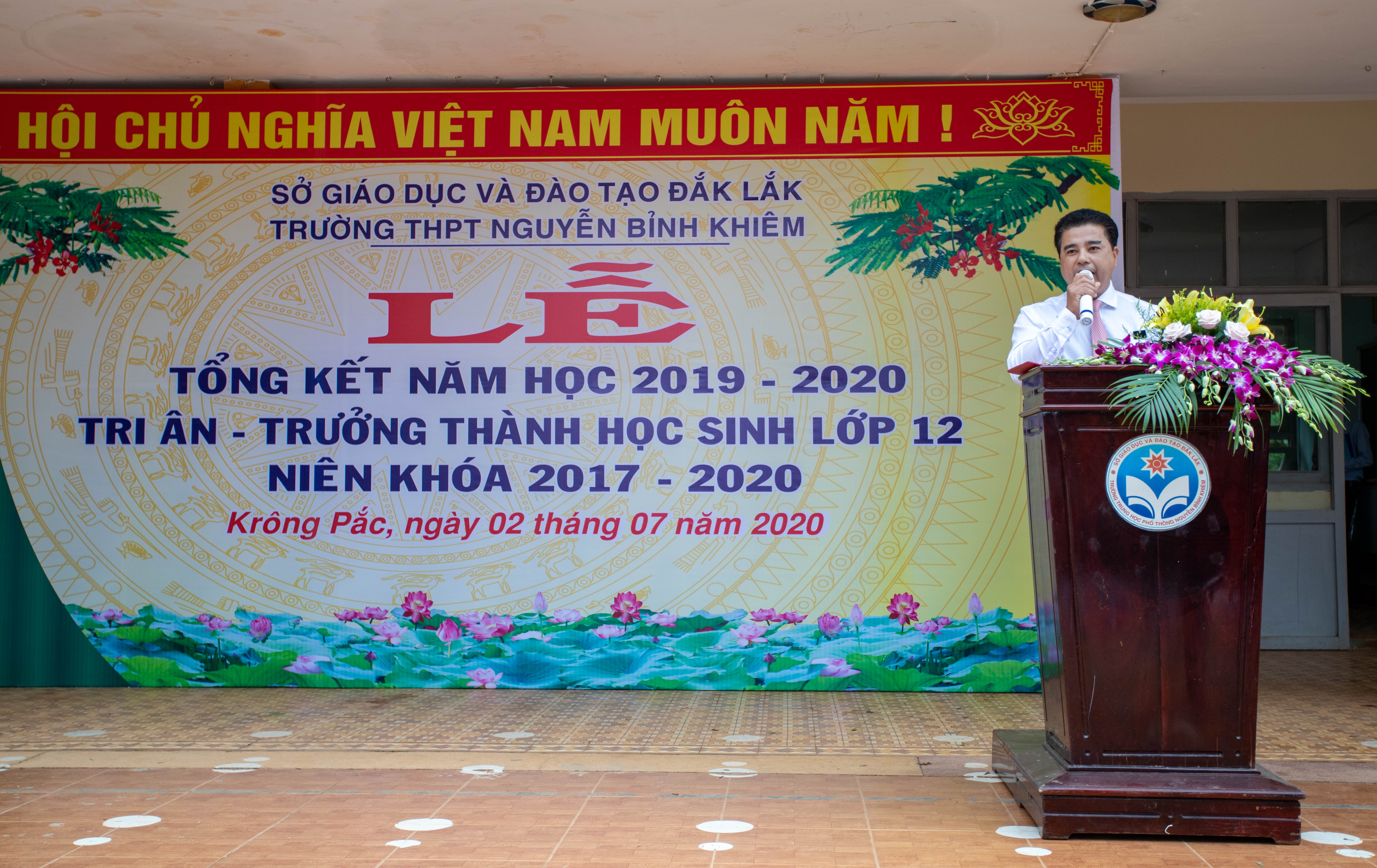 Thầy giáo Võ Quốc Phong - Phó Hiệu trưởng Phụ trách trường phát biểu căn dặn học sinh lớp 12