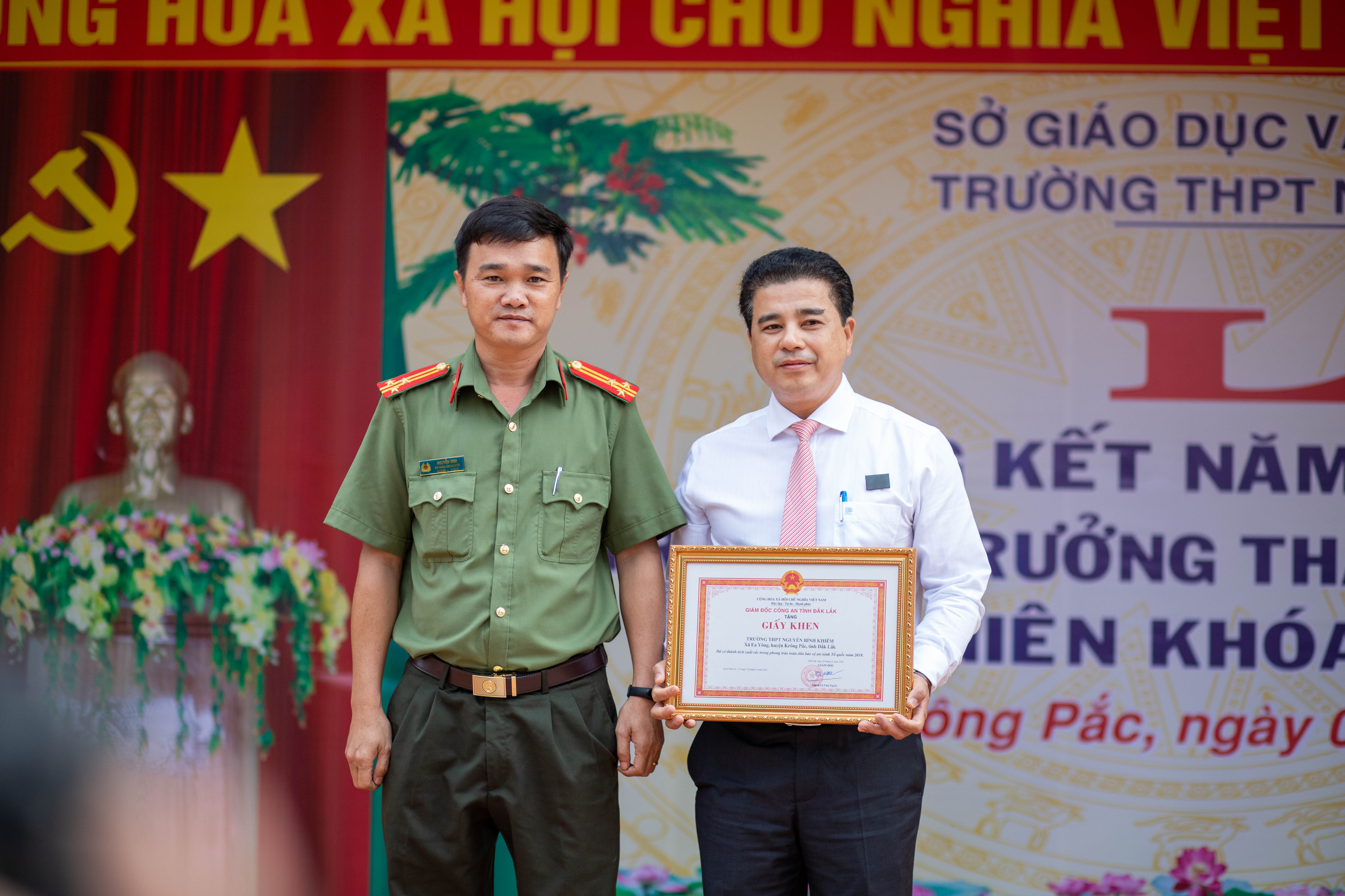 Đ/c Nguyễn Vinh - Phó trưởng Công an huyện Krông Pắc trao Giấy khen của Giám đốc Công an tỉnh Đắk Lắk cho Nhà trường
