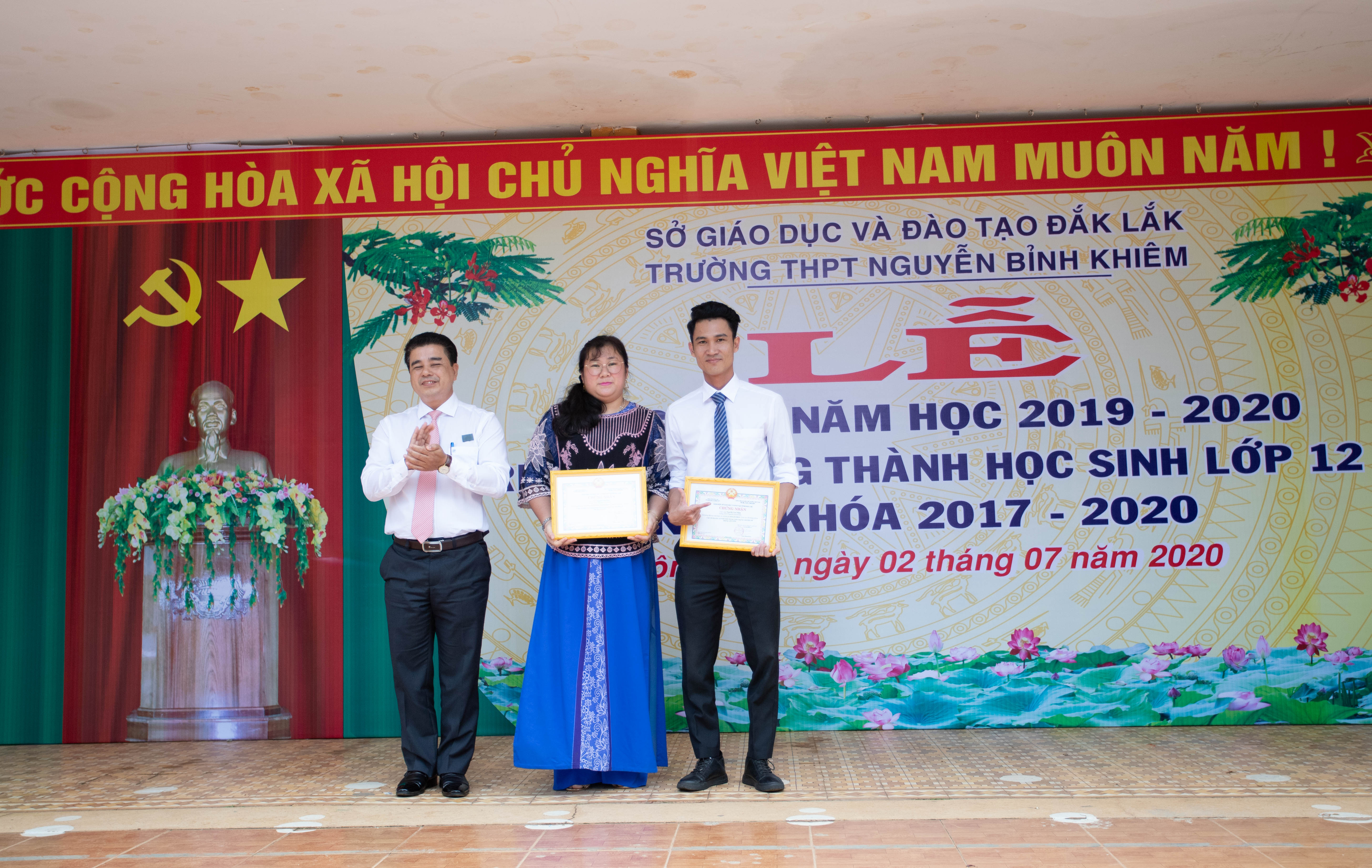 Thầy giáo Võ Quốc Phong - Phó Hiệu trưởng Phụ trách trường trao Giấy chứng nhận đạt giải KHKT cho quý thầy, cô