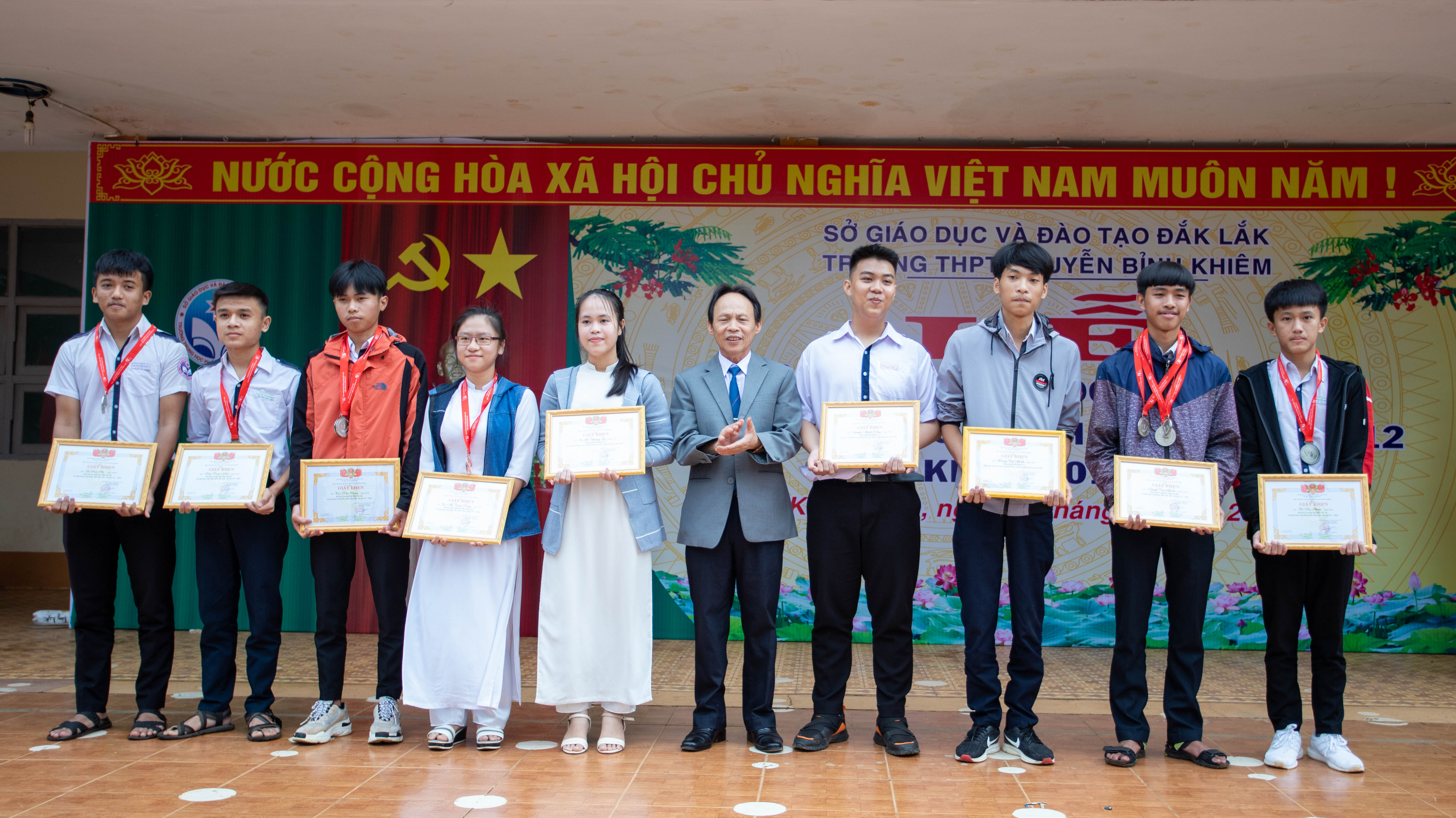 Thầy giáo Nguyễn Thanh Tùng - Phó Hiệu trưởng trao huy chương và Giấy khen cho các em học sinh