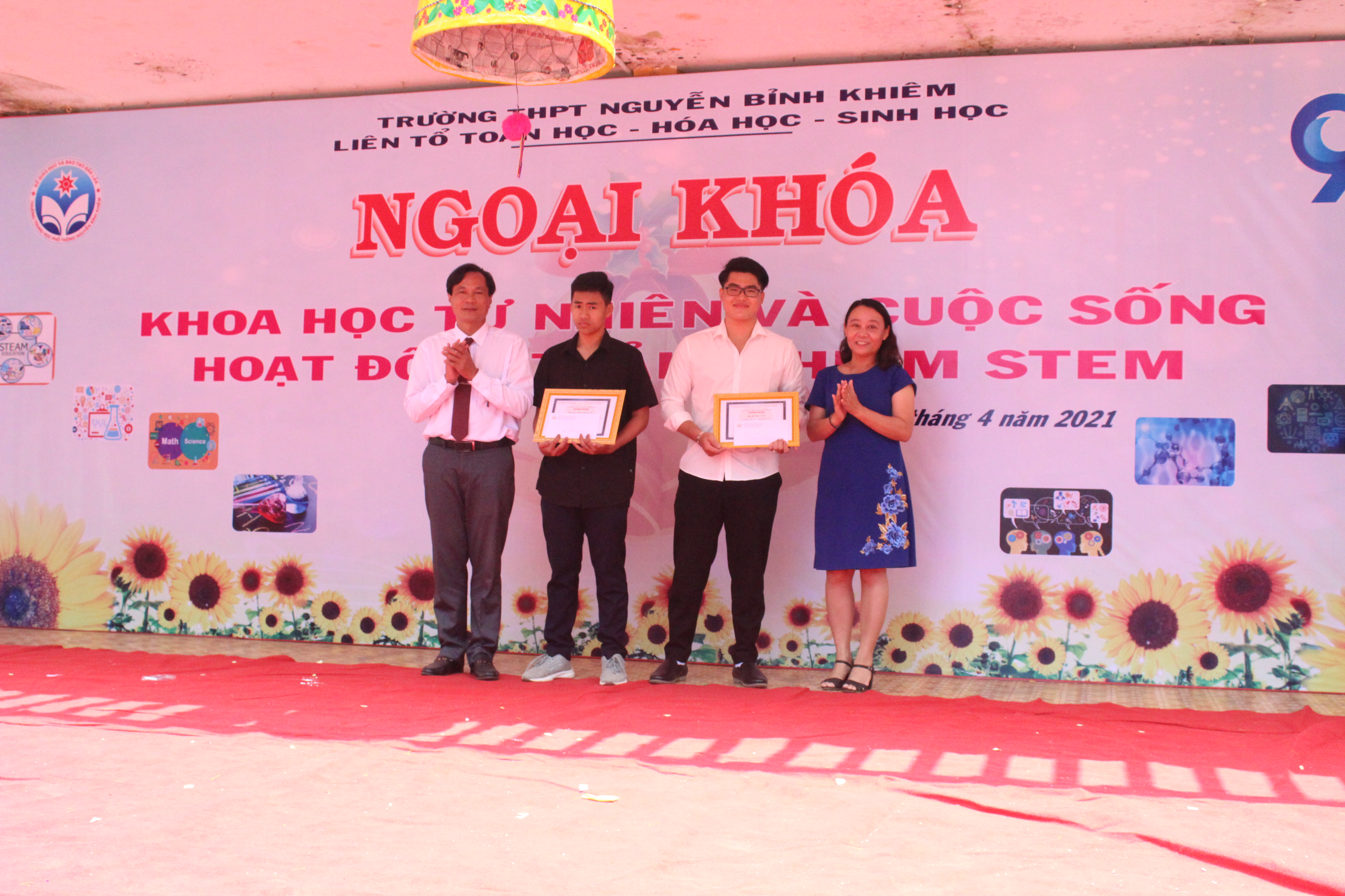 Cô giáo Nguyễn Thị Mai Phương, Phó Hiệu trưởng và Thầy giáo Lê Văn Tiến, Tổ trưởng tổ Toán trao thưởng cho đại diện nhóm thực hiện STEM