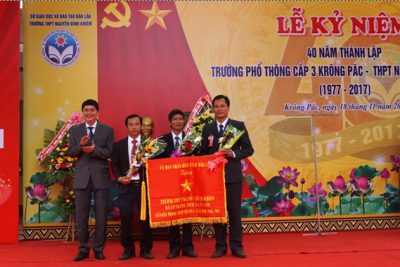 Giám đốc Sở GD&ĐT Phạm Đăng Khoa (bìa trái) trao Cờ thi đua của UBND tỉnh tặng Nhà trường – Đơn vị dẫn đầu phong trào thi đua năm học 2016-2017