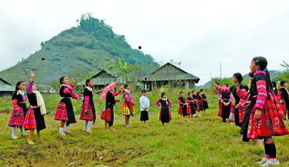 TẾT VÀ RƯỢU  TRONG “VỢ CHỒNG A PHỦ” CỦA NHÀ VĂN TÔ HOÀI